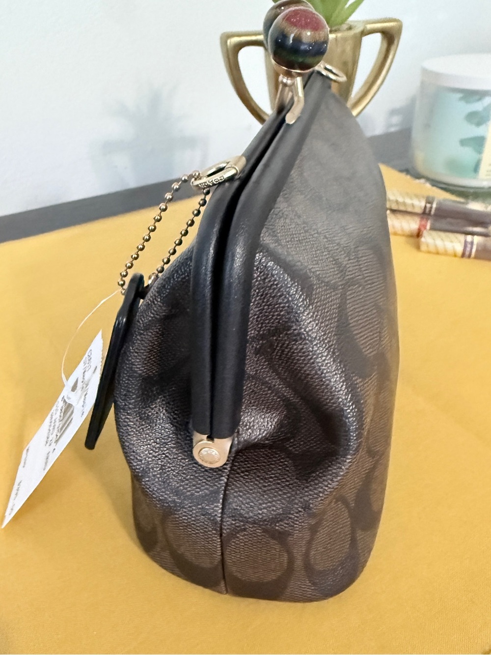Black Kisslock Crossbody - Picture 7 of 16